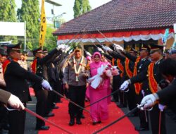 Tradisi Pedang Pora Sambut AKBP Doni Prakoso Widamanto Pejabat Baru Kapolres Pekalongan