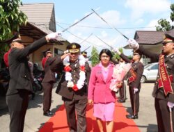 Tradisi Pedang Pora Iringi Wisuda Purnabakti Kabagren Polres Sekadau