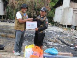 BPBD Bersama Tim PMI Kabupaten Melawi Serahkan Bantuan Korban Kebakaran Desa Potai Kecamatan Sokan