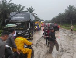 Arus Lalulintas di Sungai Kunyit Lumpuh, Polres Sekadau Berupaya Urai Kemacetan