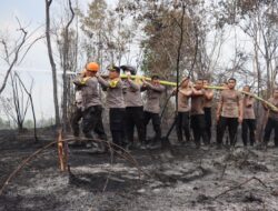 Polres Melawi Bersama Instansi Terkait Berjibaku Padamkan Api