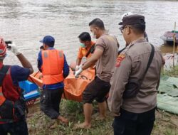 Kanit Binmas Polsek Pinoh Dan Bhabinkamtibmas Desa Suka Damai  Bersama Instansi Terkait Evakuasi Korban Tenggelam Di Sungai Melawi