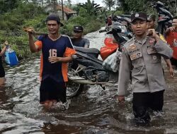 Bhabinkamtibmas Polsek Dedai berikan himbauan,pengaturan dan bantu memikul kendaran sepeda motor di area  banjir