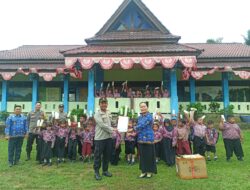 Dorong Semangat Belajar, Polsek Belitang Hulu Bagikan Tumbler kepada Murid SDN 02 Balai Sepuak