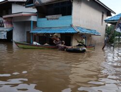 Bripka Hendri, Bantu Warga di Tengah Banjir Desa Menukung
