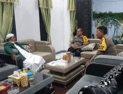 Ajak Tokoh Sampaikan Himbauan Damai, Kasi Humas Polres Ketapang Kunjungi Kediaman KH. Abdullah Faqir
