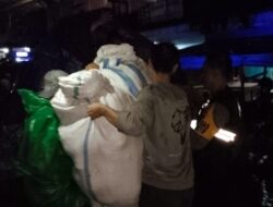 Tanpa Ragu, Personil Polres Melawi Membantu Warga Mengevakuasi Barang Dalam Kondisi Hujan