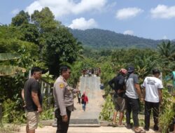 Kapolsek Sayan Melakukan Pengamanan dan pengaturan Akses Jalan Akibat jembatan Terputus Karena Di Lewati Alat Berat