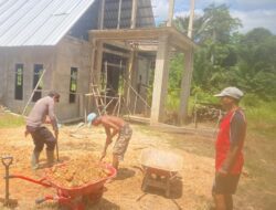 Bhabinkamtibmas Polsek Belitang Hulu Bersama Warga Kerja Bakti Bersihkan Gereja yang Sedang Dibangun