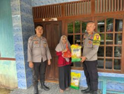 Polres Sekadau Ringankan Beban Lansia di Desa Sungai Ringin dengan Bantuan Sosial