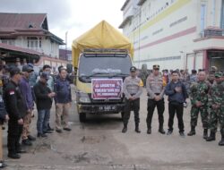 Pastikan Mendapat Pengawalan Ketat Dari Kepolisian, Kapolres Ketapang Lepas Pendistribusian Logistik Pemilihan Umum Kepala Daerah Tahun 2024