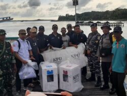 Perjuangan Tanpa Batas, Personel Polres Ketapang Bersama Anggota TNI Seberangi Lautan Guna Antarkan Logistik Pemilukada Serentak
