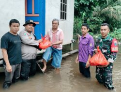 Banjir Menggenangi Wilayahnya, Kapolsek Nanga Tayap Turun Langsung Salurkan Bantuan Sembako ke Warga