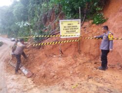 Pengecekan dan Penanganan Tanah Longsor di Jalan Tayan Hilir-Meliau oleh Polsek dan Koramil Tayan Hilir