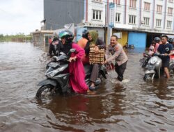 Banjir Pasang : Puluhan Kendaraan Warga Mogok, Polres Ketapang Sigap Berikan Bantuan