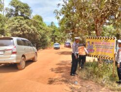 Hindarkan Masyarakat Dari Laka Lantas, Satlantas Polres Ketapang Pasang Himbauan Di Jalan Rusak