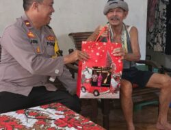Pererat Sinergi dengan Tokoh Masyarakat, Kapolsek Belitang Hulu Berbagi Bingkisan Natal