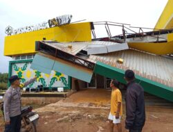 Bangunan Ambruk Akibat Cuaca Buruk, Polsek Matan Hilir Selatan Sigap Turun Ke Titik Lokasi