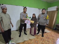 Jum’at Berkah, Polsek Nanga Tayap Berikan Bantuan Sosial Kepada Masyarakat Kurang Mampu