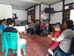 Dukung Program Ketahanan Pangan, Polsek Sungai Laur Berikan Bibit Kepada Warga