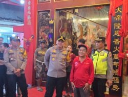 Kapolres Ketapang Pimpin Langsung Pengamanan di Klenteng Tua Pekong, Pastikan Ibadah Imlek Berjalan Lancar   