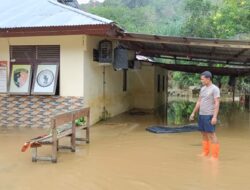 Kanit Samapta Polsek Menyuke Lakukan Pengecekan Titik Banjir