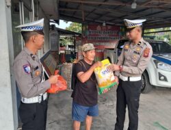 Peduli dan Berbagi, Satlantas Polres Sekadau Bagikan Paket Sembako kepada Pedagang Lansia
