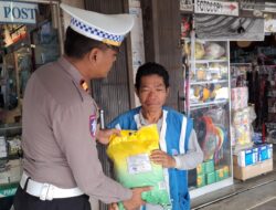Dekat dengan Masyarakat, Satlantas Polres Sekadau Santuni Juru Parkir dan Tukang Sol Sepatu