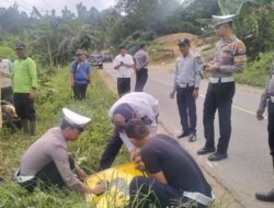 Polres Sekadau dan Pemda Bersinergi Bersihkan Rambu Lalu Lintas