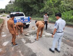 Satlantas Polres Sekadau Bersama Jasa Raharja dan Pemdes Ensalang Tambal Jalan Berlubang