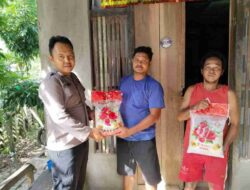 Jum’at Berkah, Bhabinkamtibmas Polsek Tumbang Titi Bagikan Sembako Kepada Warga Desa Binaanya