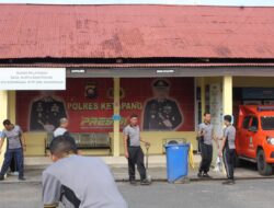 Jum’at yang Mulia, Polres Ketapang Laksanakan Bersih-Bersih Lingkungan Mapolres