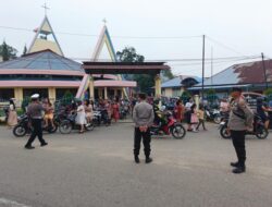 Dukung Kenyamanan Ibadah, Polres Sekadau Atur Lalu Lintas di Gereja St. Petrus
