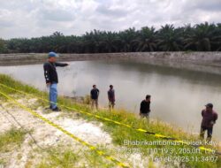 Polsek Kendawangan Bantu Masyarakat, Mencari Anaknya yang Tenggelam di Waduk