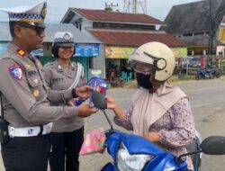 Satlantas Sekadau Bagikan Coklat Bagi Pengendara Tertib Dalam Operasi Keselamatan Kapuas
