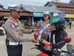 Satlantas Sekadau Bagikan Coklat Bagi Pengendara Tertib Dalam Operasi Keselamatan Kapuas