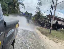 Polres Sekadau Semprot Jalan Kayu Lapis dengan Water Cannon untuk Kurangi Debu