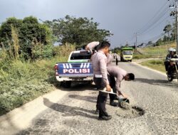 Operasi Keselamatan Kapuas, Satlantas Polres Sekadau Tambal Jalan Berlubang