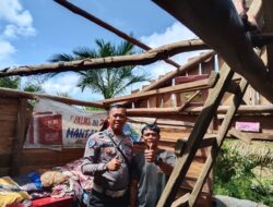 Bhabinkamtibmas Polsek Mempawah Hulu Datangi Rumah Warga Yang Terkena Bencana Angin Kencang