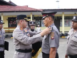 Kapolres Ketapang Pimpin Upacara Kenaikan Pangkat Pengabdian Aiptu Sunarko