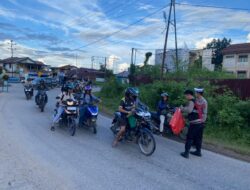 Polres Sekadau Bagikan Takjil untuk Pengguna Jalan di Bulan Suci Ramadhan
