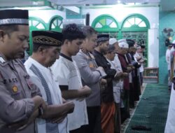 Kapolres Ketapang melaksanakan Sholat Isya dan Tarawih berjamaah bersama Warga di Masjid Al Murthada
