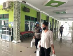 Semangat Bulan Suci Ramadhan, Polres Sintang Bagikan Takjil Ke Masjid-Masjid