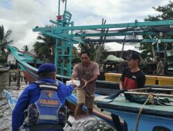 Ramadhan Penuh Berkah, Satpol Airud Polres Ketapang Berbagi Takjil Kepada Nelayan Dan Masyarakat Pesisir Sungai Pawan