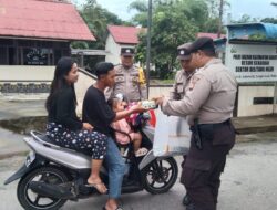 Polres Sekadau dan Polsek Jajaran Bagikan Takjil untuk Warga Berpuasa