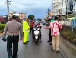 Kabag Ops Pimpin Pembagian Takjil Polres Melawi