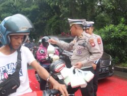 Wujud Kepedulian di Bulan Ramadhan, Ditlantas Polda Kalbar Bagikan Takjil Gratis di Bundaran Tugu Digulis Untan