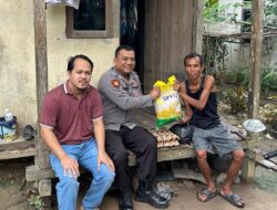 Pospol Simpang 4 Kayu Lapis Salurkan Bansos Ramadan untuk Warga Kurang Mampu