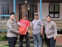 Peduli Sesama, Kapolsek Sekadau Hilir Bagikan Bansos Ramadan di Desa Tanjung