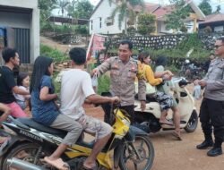 Berbagi Kebahagiaan Di Bulan Suci Ramadhan, Polsek Sandai Bagikan Takjil Kepada Pengendara